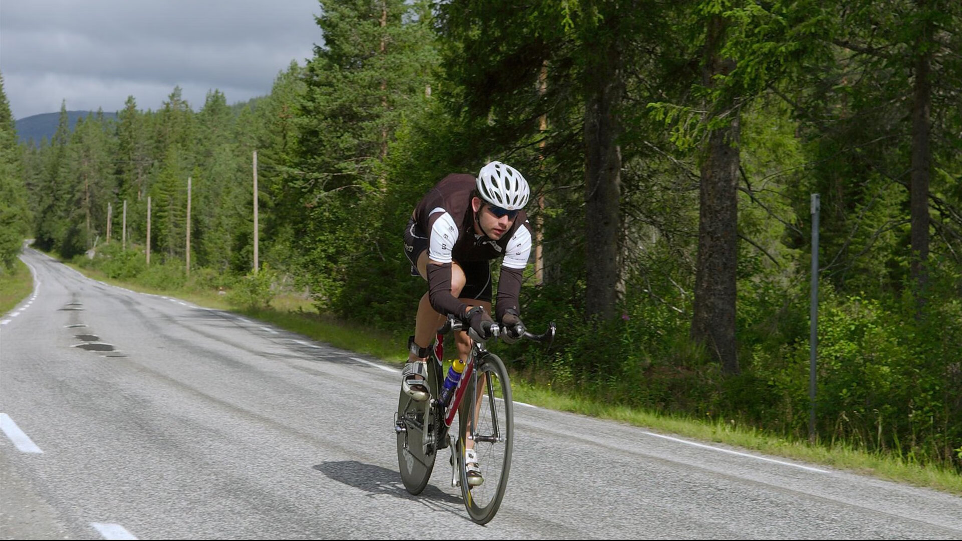 “德国足球火药味十足，争冠局势日益激烈”，德国足球强大